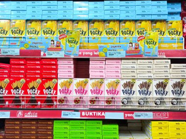 Çopur Endonezya 'da favori bir aperatiftir. Bisküvi çubuğu ekranı mağaza rafında.