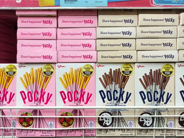 Çopur Endonezya 'da favori bir aperatiftir. Bisküvi çubuğu ekranı mağaza rafında.