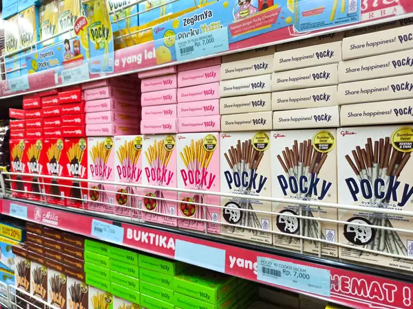 Çopur Endonezya 'da favori bir aperatiftir. Bisküvi çubuğu ekranı mağaza rafında.