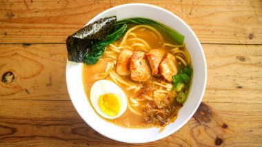 Bir kase Shoyu Tori Paitan erişte çorbası tavuk, yumurta ve sebzeli..