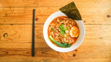 Bir kase Baharatlı Tori Tori Paitan Miso Ramen çorbası, biftek, yumurta ve sebze..