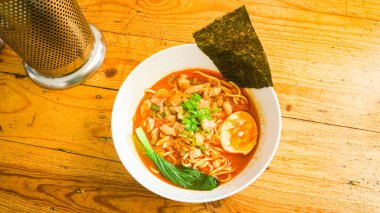 Bir kase Baharatlı Tori Tori Paitan Miso Ramen çorbası, biftek, yumurta ve sebze..