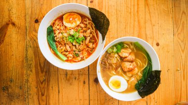 Baharatlı ve shoyu tori paitan ramen çorbası sığır eti, tavuk, yumurta ve sebzeli.