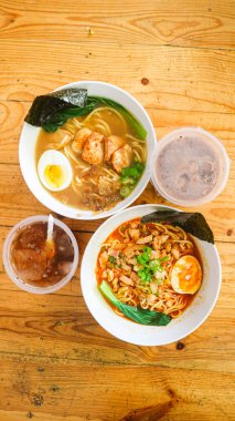 İki kase baharatlı ramen çorbası sığır eti, tavuk, yumurta ve sebze. Çikolatalı buz ve buzlu çayla servis edilir.