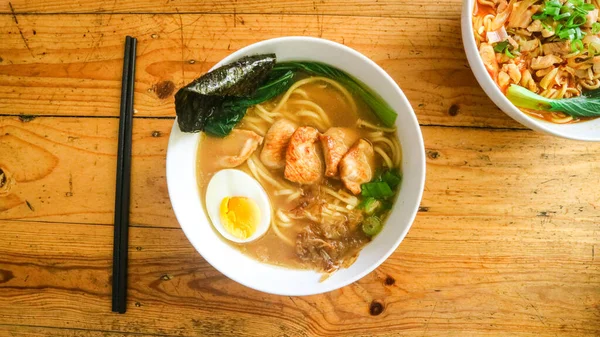 Bir kase Shoyu Tori Paitan erişte çorbası tavuk, yumurta ve sebzeli..