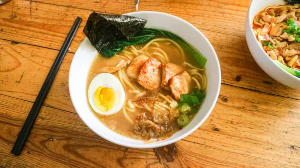 Bir kase Shoyu Tori Paitan erişte çorbası tavuk, yumurta ve sebzeli..