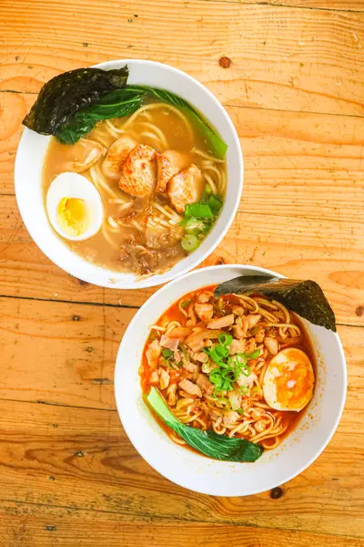 Baharatlı ve shoyu tori paitan ramen çorbası sığır eti, tavuk, yumurta ve sebzeli.