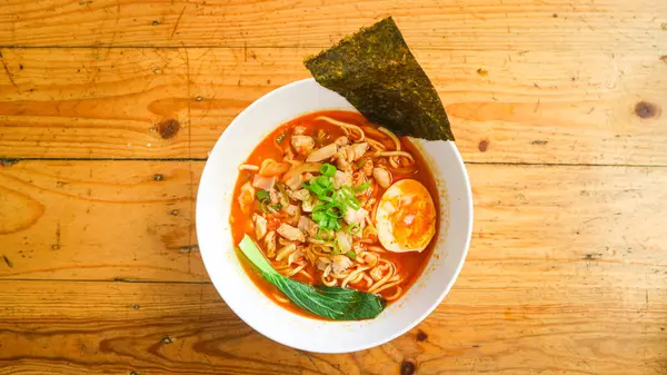 Bir kase Baharatlı Tori Tori Paitan Miso Ramen çorbası, biftek, yumurta ve sebze..