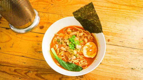 Bir kase Baharatlı Tori Tori Paitan Miso Ramen çorbası, biftek, yumurta ve sebze..