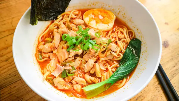 Bir kase Baharatlı Tori Tori Paitan Miso Ramen çorbası, biftek, yumurta ve sebze..