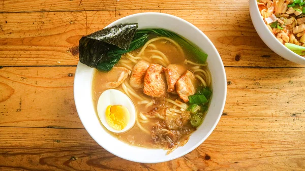 Bir kase Shoyu Tori Paitan erişte çorbası tavuk, yumurta ve sebzeli..