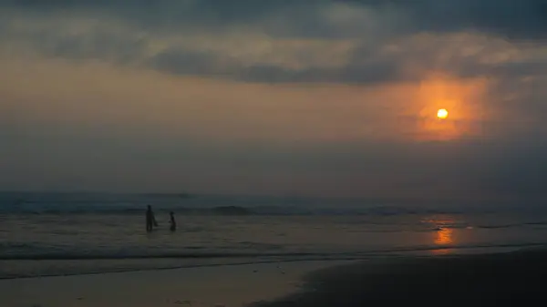 Parangtritis plajında, Yogyakarta 'da gün batımını izliyoruz.