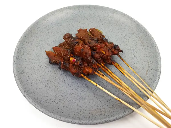 Satay ya da Sate gri tabakta, ünlü bir Endonezya geleneksel yemeği. Genellikle tavuk eti, sığır eti ya da kuzudan yapılır ve fıstık sosuyla servis edilir..