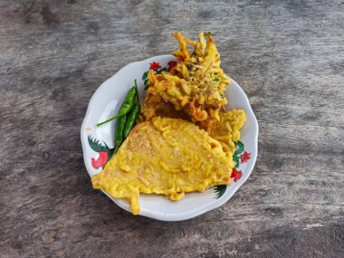 Bakwan Sayur, Bala-bala veya Ote-ote sebzeli börek ve mendoan veya kırmızı biberli kızarmış tempodur. Endonezya 'da lezzetli atıştırmalıklar.