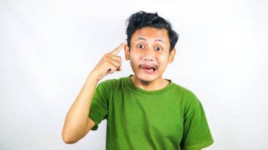 Adam kızgın ve parmağıyla kafasını gösteriyor, düşünmesini söylüyor.