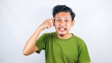 Adam kızgın ve parmağıyla kafasını gösteriyor, düşünmesini söylüyor.