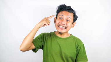 Adam kızgın ve parmağıyla kafasını gösteriyor, düşünmesini söylüyor.