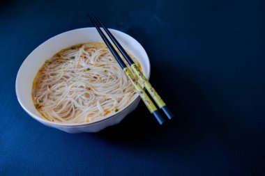 Çubuklu pirinç eriştesi.