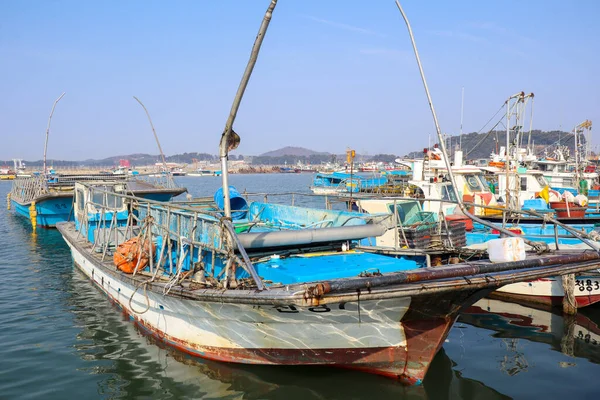 Balıkçı tekneleri. Gungpyeonghang-ro, Seosin-myeon, Hwaseong-si, Gyeonggi-do, Güney Kore.