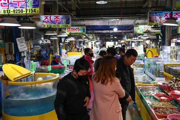 Människor Gungpyeong Hänga Skaldjur Marknaden Sydkorea — Stockfoto