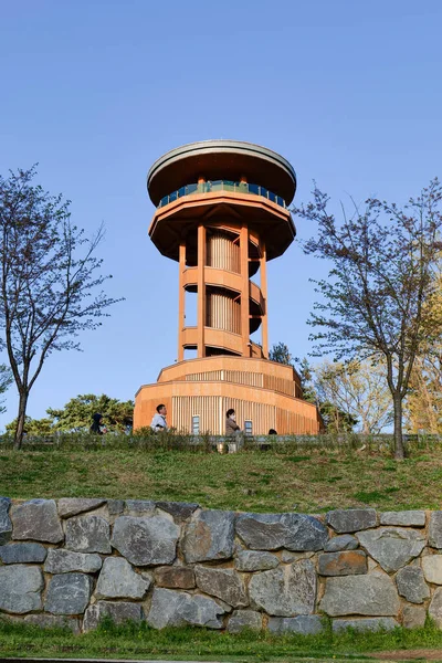 Göl kenarındaki şehir merkezi manzarası. Gwanggyo Gölü Parkı Suwon Kore.