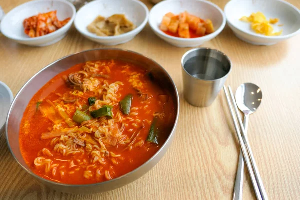 Yukgaejang çorbası (sebzeli Baharatlı Biftek Çorbası) bir kase içinde) Bu meze salatalı geleneksel Kore çorbası