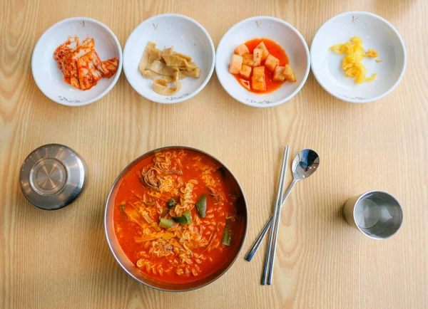 Yukgaejang çorbası (sebzeli Baharatlı Biftek Çorbası) bir kase içinde) Bu meze salatalı geleneksel Kore çorbası