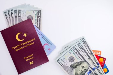 Pasaport ve kimlik kartı cumhuriyeti. Üzerinde Amerikan doları ve kredi kartları var.