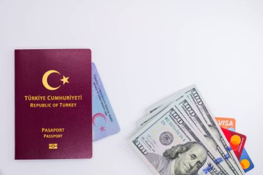 Pasaport ve kimlik kartı cumhuriyeti. Üzerinde Amerikan doları ve kredi kartları var.