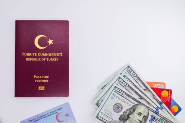 Pasaport ve kimlik kartı cumhuriyeti. Üzerinde Amerikan doları ve kredi kartları var.