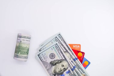 Dolar yığını ve kredi kartları beyaza