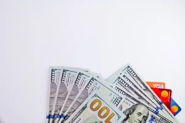 Dolar yığını ve kredi kartları beyaza