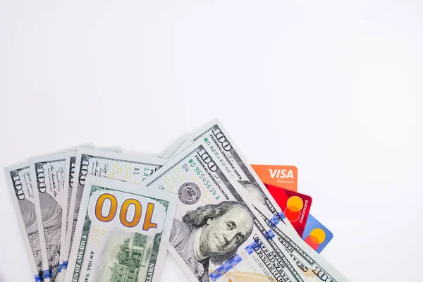Dolar yığını ve kredi kartları beyaza