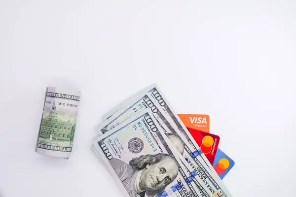 Dolar yığını ve kredi kartları beyaza