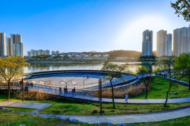 Göl kenarındaki şehir merkezi manzarası. Gwanggyo Gölü Parkı Suwon Kore.