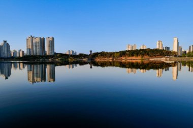 Göl kenarındaki şehir merkezi manzarası. Gwanggyo Gölü Parkı Suwon Kore.