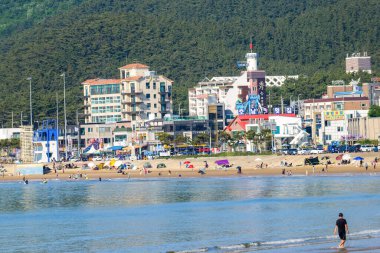 Yazın sahil kenti plajı manzarası. Güney Kore 'deki Mallipo plaj Taean silah şehri 26.06.2023