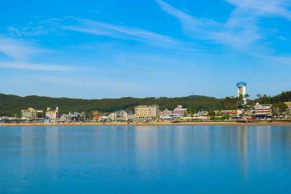 Yazın sahil kenti plajı manzarası. Güney Kore 'deki Mallipo plaj Taean silah şehri 26.06.2023
