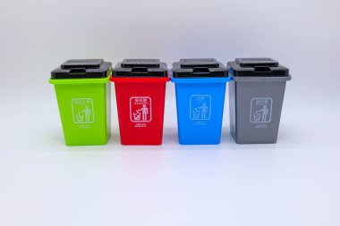 Renkli geri dönüşümlü plastik çöp kutusu