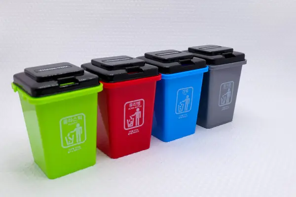 Renkli geri dönüşümlü plastik çöp kutusu