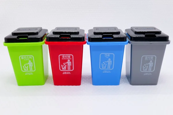 Renkli geri dönüşümlü plastik çöp kutusu