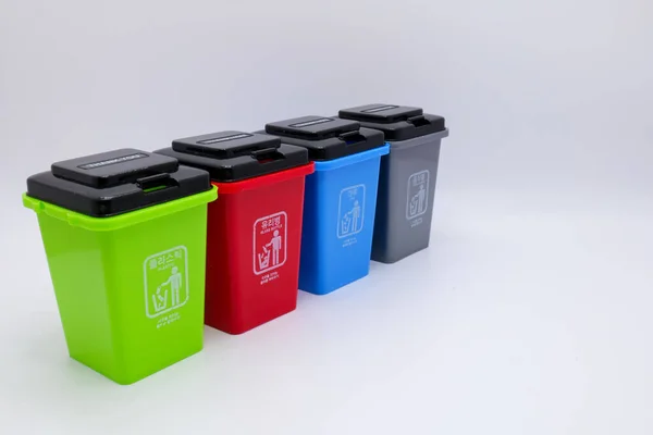Renkli geri dönüşümlü plastik çöp kutusu