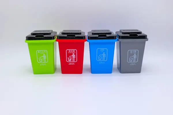 Renkli geri dönüşümlü plastik çöp kutusu