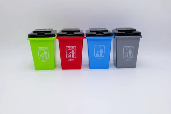 Renkli geri dönüşümlü plastik çöp kutusu