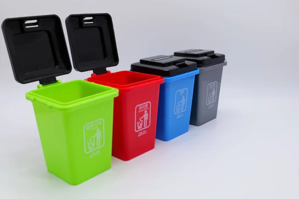 Renkli geri dönüşümlü plastik çöp kutusu