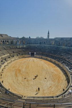 Ortasında boğa olan bir boğa güreşi salonu.