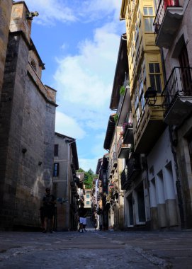 Eski şehrin başkenti, merkezdeki en ünlü dönüm noktasının başkenti.