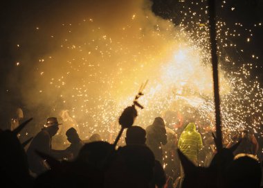 Gece gökyüzünde havai fişekler