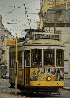Şehirde klasik tramvay