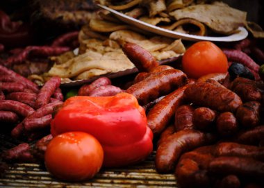 Sebzeli, sosisli ve baharatlı sosisler.